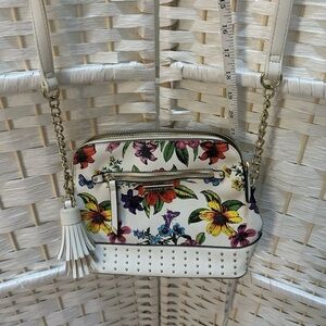 Madden Girl Crossbody purse EUC white with‎ floral design